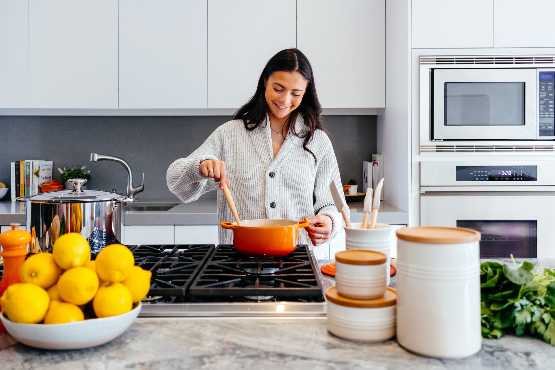 femme cuisine-photo illustration LMNP-statut LMNP explication avantages