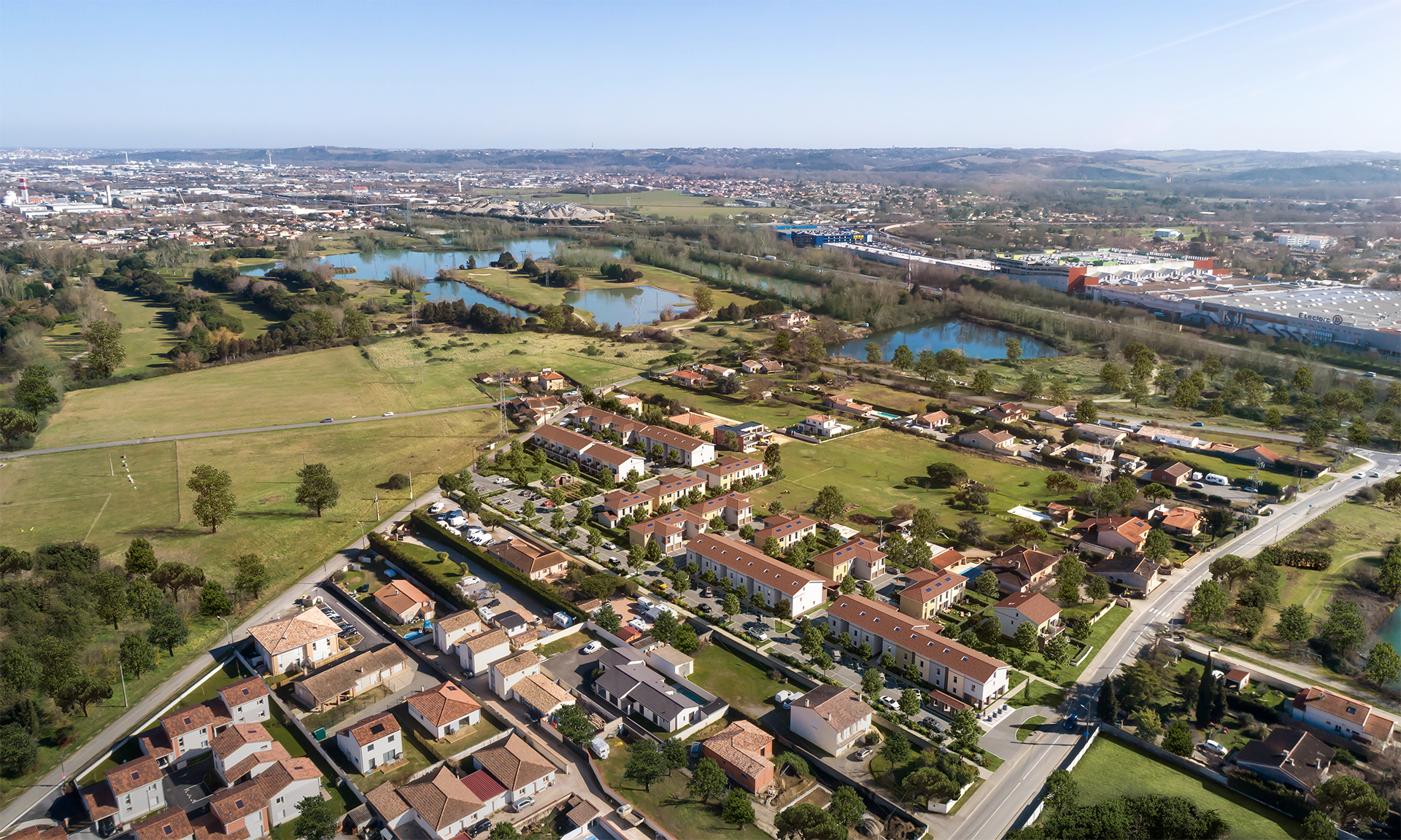 vue aerienne avec drone - residence du lago - pour vivre ou investir a roques