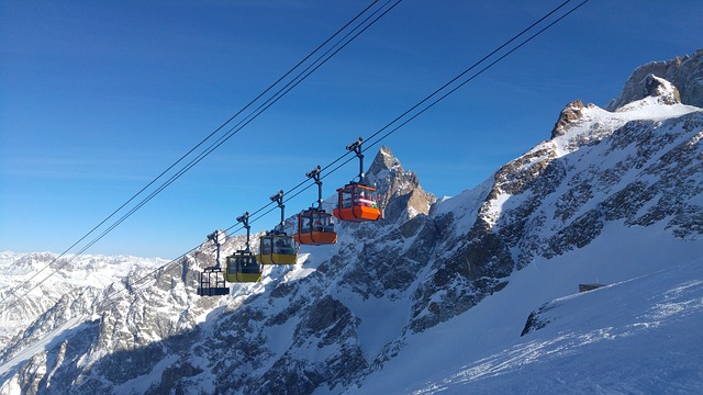 vue telepherique-montagne enneigee-isere-domaine skiable