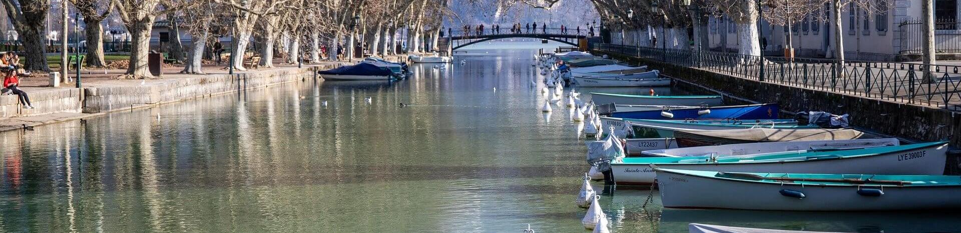 vue sur canal-annecy-ville de haute savoie