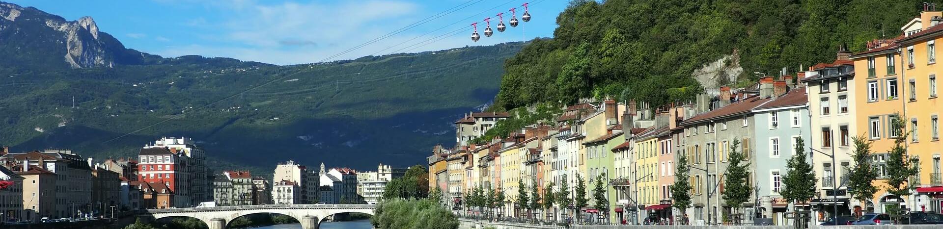 vue de la ville de grenoble-telepherique sous le soleil