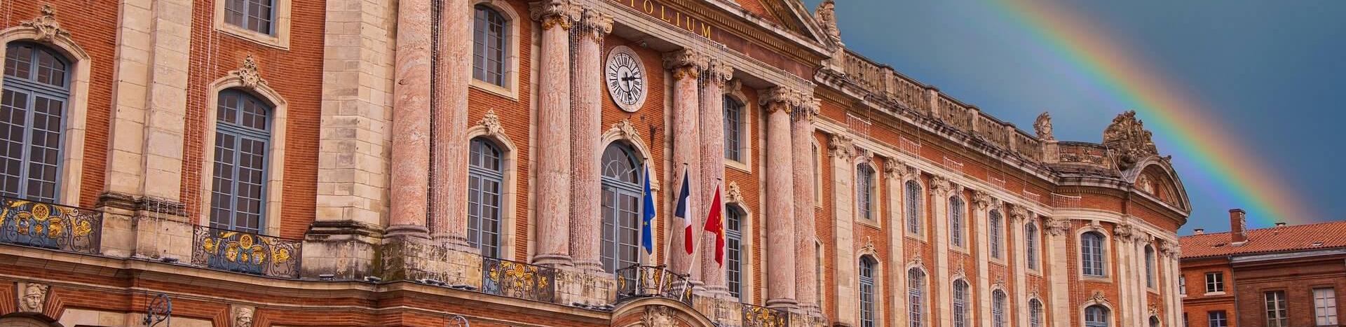 vue sur la place du capitole-arc en ciel toulouse