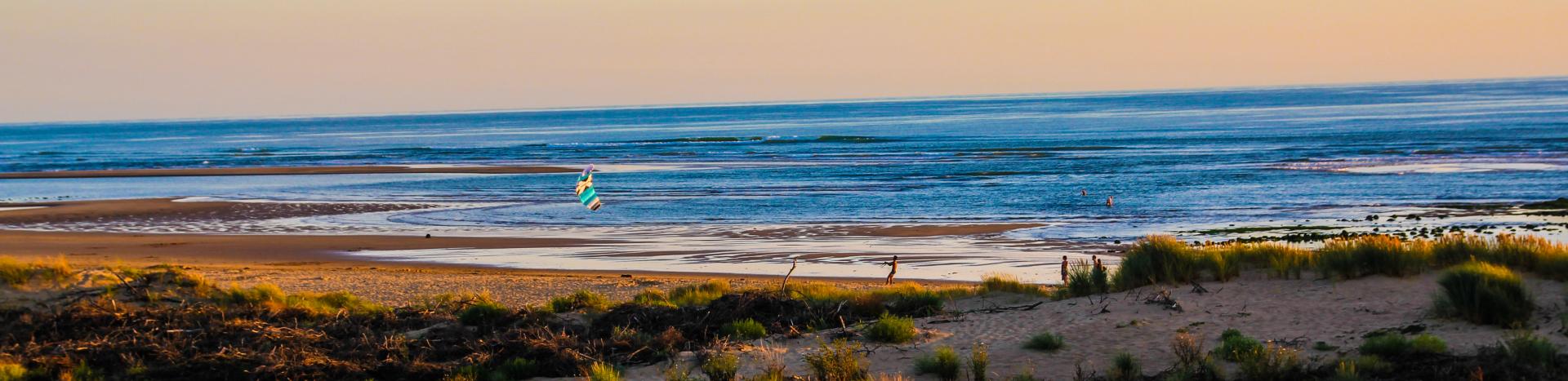 photo en fin de journee avec vue sur la mer et la plage de sable