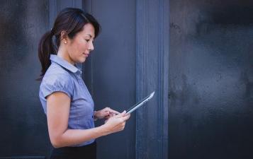femme de profil qui regarde sa tablette
