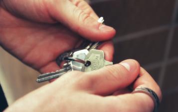 clefs dans les mains