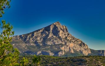 sainte victoire-aix en provence-sud france