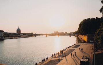 vuie sur la garonne au coucher de soleil-toulouse ou investir-carrere toulouse