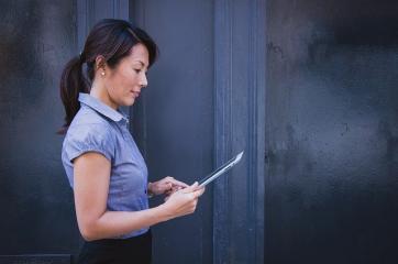 femme de profil qui regarde sa tablette