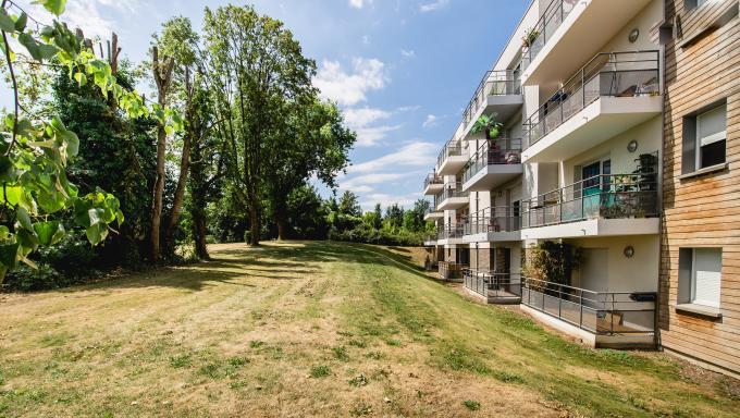 residence carrere avec terrasse et jardin au bord d un bois 