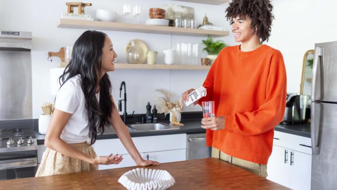 jeunes dans un salon